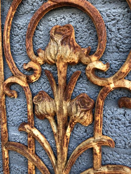 Grote foto metalen sierrek art nouveau rozenrek als landelijke decoratie wandrek tulp. tuin en terras tuindecoratie