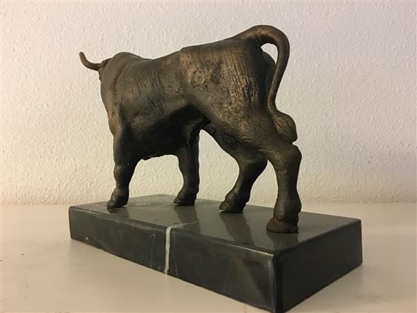 Grote foto sculptuur metalen bronskleurige grote stier prachtig tuin en terras tuindecoratie