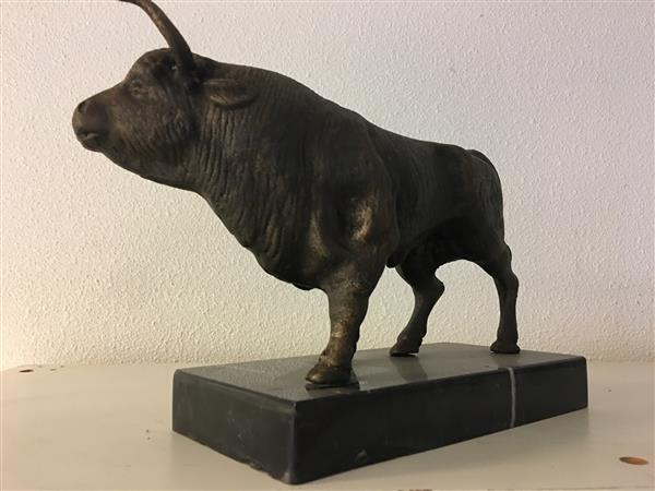 Grote foto sculptuur metalen bronskleurige grote stier prachtig tuin en terras tuindecoratie