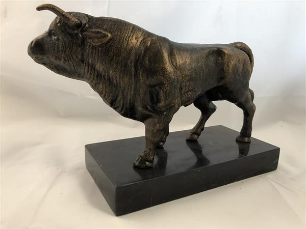 Grote foto sculptuur metalen bronskleurige grote stier prachtig tuin en terras tuindecoratie