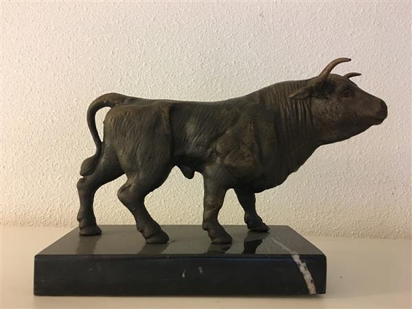 Grote foto sculptuur metalen bronskleurige grote stier prachtig tuin en terras tuindecoratie