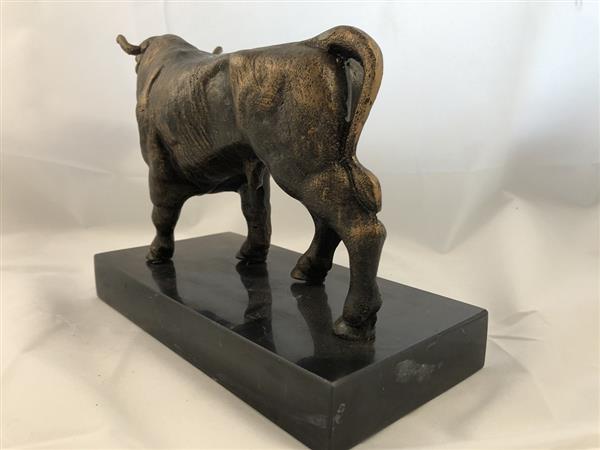 Grote foto sculptuur metalen bronskleurige grote stier prachtig tuin en terras tuindecoratie