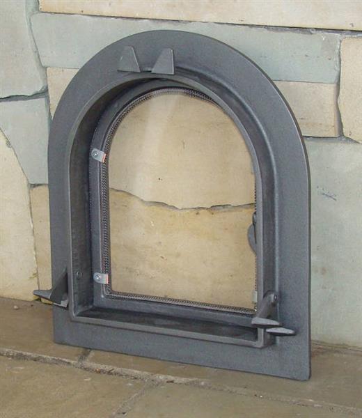 Grote foto ovendeur voor de kachel of oven gietijzer glas. tuin en terras tuindecoratie