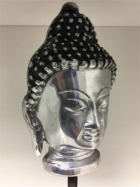 Grote foto boeddha hoofd op metalen statief aluminium. tuin en terras tuindecoratie