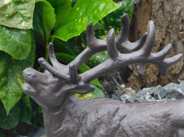 Grote foto bruin geverfd hert gemaakt van gietijzer sculptuur als een geschenk voor richels en planken tuin en terras tuindecoratie