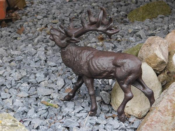 Grote foto bruin geverfd hert gemaakt van gietijzer sculptuur als een geschenk voor richels en planken tuin en terras tuindecoratie