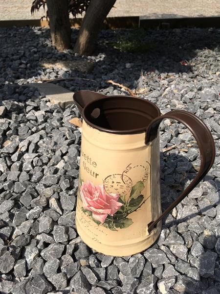 Grote foto vintage flower jug blikje karaf rustiek melk kan tuin en terras tuindecoratie