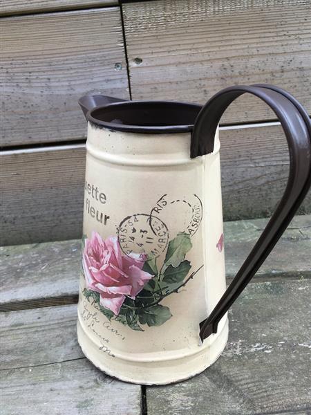 Grote foto vintage flower jug blikje karaf rustiek melk kan tuin en terras tuindecoratie