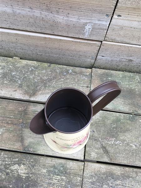 Grote foto vintage flower jug blikje karaf rustiek melk kan tuin en terras tuindecoratie