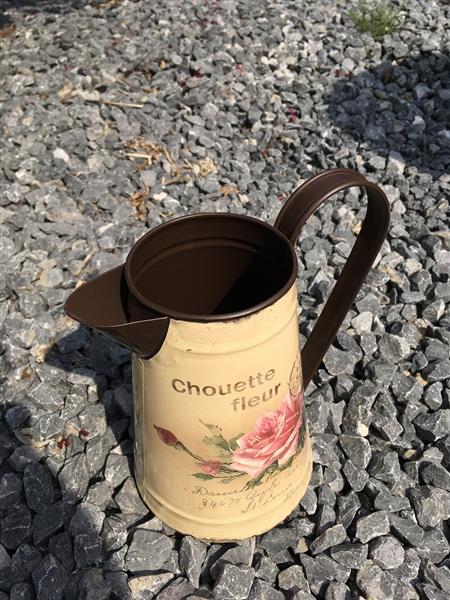 Grote foto vintage flower jug blikje karaf rustiek melk kan tuin en terras tuindecoratie