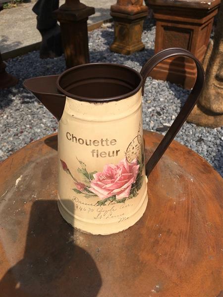 Grote foto vintage flower jug blikje karaf rustiek melk kan tuin en terras tuindecoratie