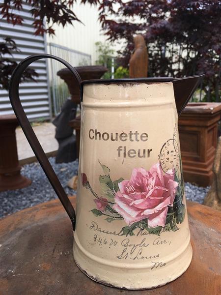 Grote foto vintage flower jug blikje karaf rustiek melk kan tuin en terras tuindecoratie