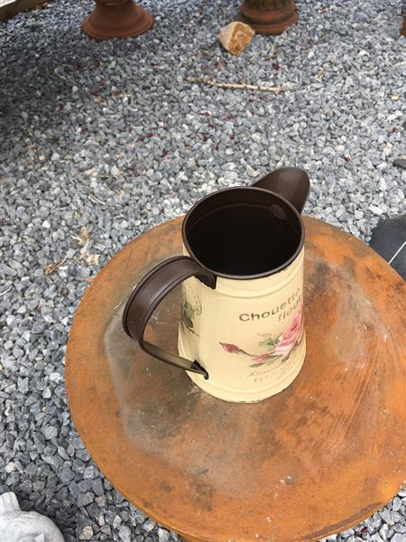 Grote foto vintage flower jug blikje karaf rustiek melk kan tuin en terras tuindecoratie