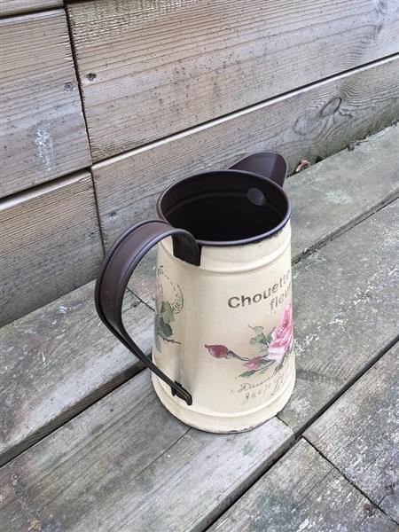 Grote foto vintage flower jug blikje karaf rustiek melk kan tuin en terras tuindecoratie