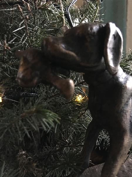 Grote foto jachthond met prooi in brons metaal look. tuin en terras tuindecoratie