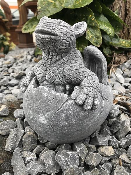 Grote foto stenen figuur dinosaurus baby in het ei draak figuur dierfiguur kleine draak in het ei tuin en terras tuindecoratie