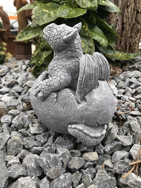 Grote foto stenen figuur dinosaurus baby in het ei draak figuur dierfiguur kleine draak in het ei tuin en terras tuindecoratie