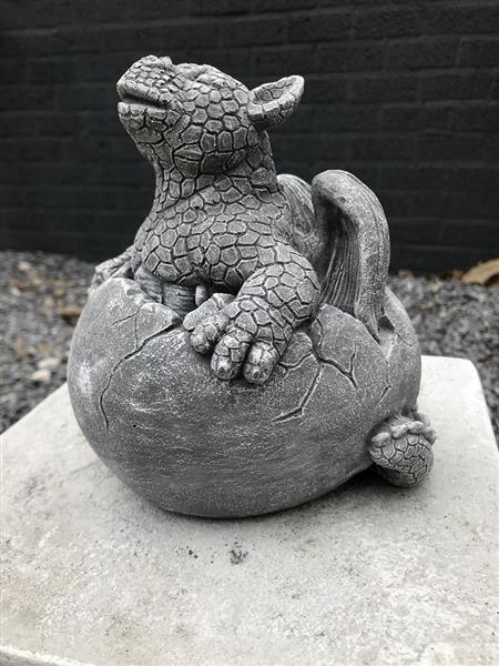 Grote foto stenen figuur dinosaurus baby in het ei draak figuur dierfiguur kleine draak in het ei tuin en terras tuindecoratie