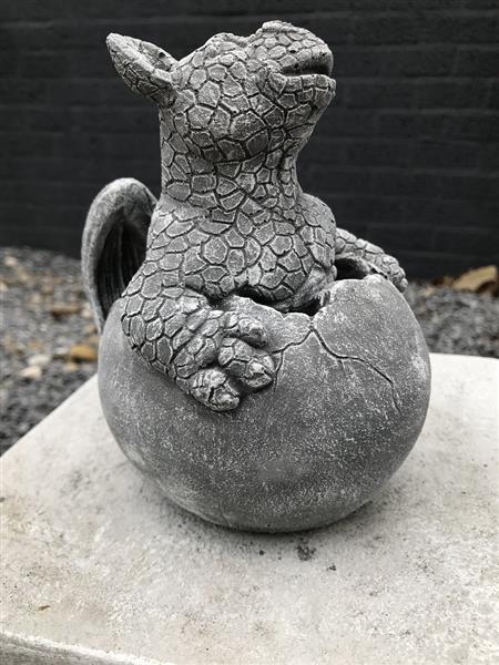 Grote foto stenen figuur dinosaurus baby in het ei draak figuur dierfiguur kleine draak in het ei tuin en terras tuindecoratie