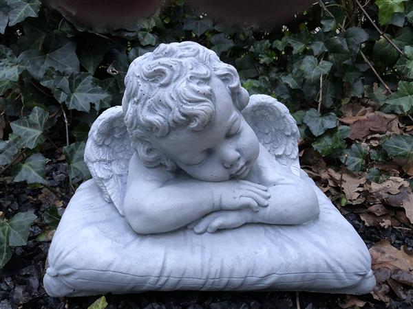 Grote foto beeld engel op kussen steen tuin en terras tuindecoratie