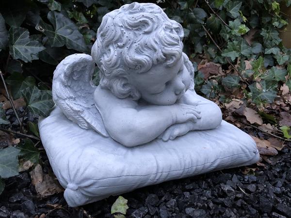 Grote foto beeld engel op kussen steen tuin en terras tuindecoratie