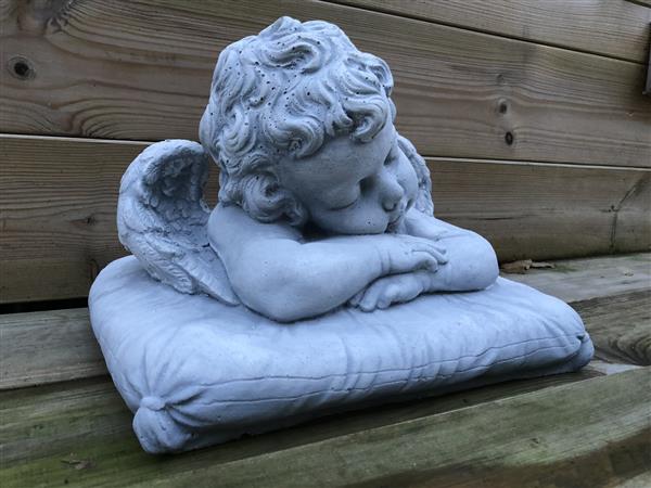 Grote foto beeld engel op kussen steen tuin en terras tuindecoratie