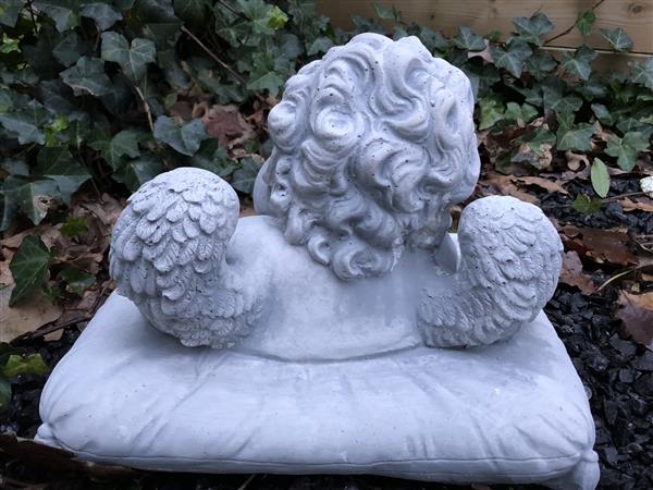 Grote foto beeld engel op kussen steen tuin en terras tuindecoratie