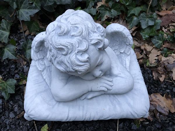 Grote foto beeld engel op kussen steen tuin en terras tuindecoratie