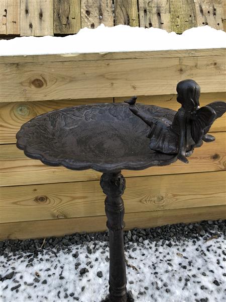 Grote foto vogelbad met engel en vogeltje gietijzer bruin rust tuin en terras tuindecoratie