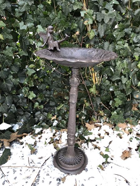 Grote foto vogelbad met engel en vogeltje gietijzer bruin rust tuin en terras tuindecoratie