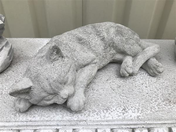 Grote foto slapende kat levensecht dierenfiguur van steen tuin en terras tuindecoratie