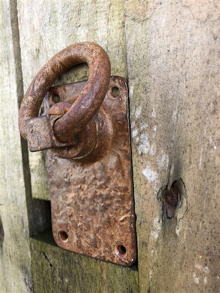 Grote foto rustieke ring als deursluiter poortsluiter rust bruin metaal. doe het zelf en verbouw materialen en producten