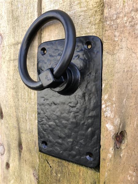 Grote foto rustieke grote ring als deursluiter poortsluiter zwart gecoat metaal. doe het zelf en verbouw materialen en producten