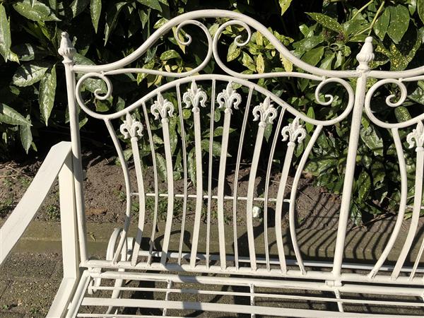 Grote foto prachtige vol smeedijzeren schommelbank old white echt een eye catcher tuin en terras tuindecoratie