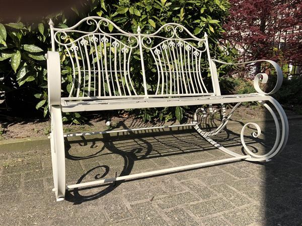 Grote foto prachtige vol smeedijzeren schommelbank old white echt een eye catcher tuin en terras tuindecoratie