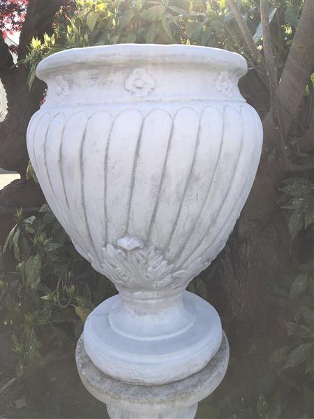 Grote foto mooie grote vaas kruik bloembak op sokkel vol steen. prachtig tuin en terras overige tuin en terras