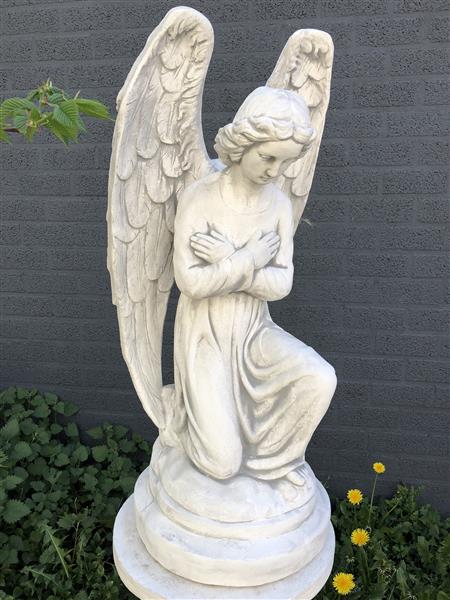 Grote foto engel weerbestendig knielend vol steen fors beeld. tuin en terras tuindecoratie