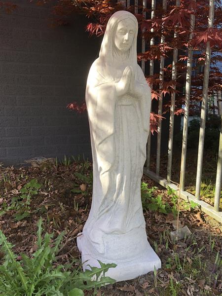 Grote foto moeder maria mother mary groot op sokkel vol stenen beeld. tuin en terras tuindecoratie