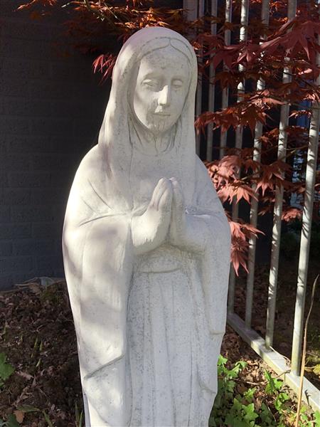 Grote foto moeder maria mother mary groot op sokkel vol stenen beeld. tuin en terras tuindecoratie