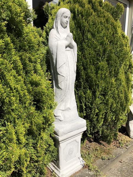 Grote foto moeder maria mother mary groot op sokkel vol stenen beeld. tuin en terras tuindecoratie