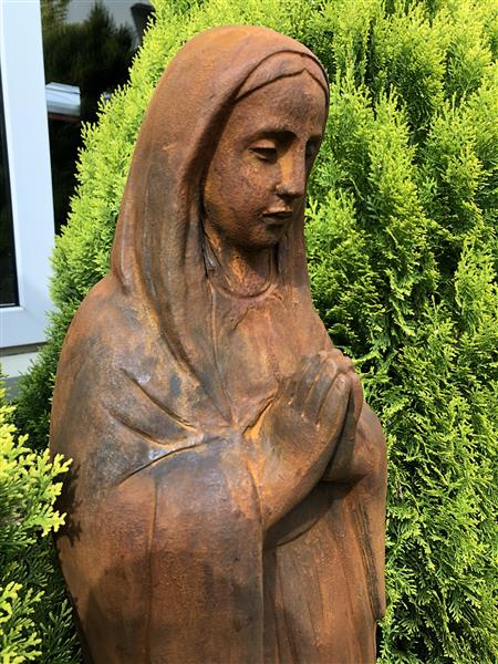 Grote foto moeder maria mother mary groot op sokkel vol stenen beeld oxide. tuin en terras tuindecoratie