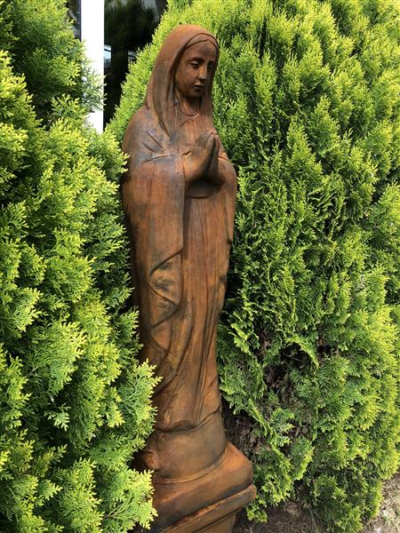 Grote foto moeder maria mother mary groot op sokkel vol stenen beeld oxide. tuin en terras tuindecoratie