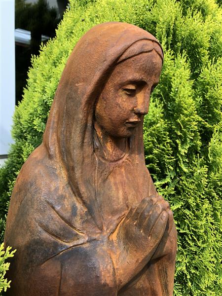 Grote foto moeder maria mother mary groot op sokkel vol stenen beeld oxide. tuin en terras tuindecoratie
