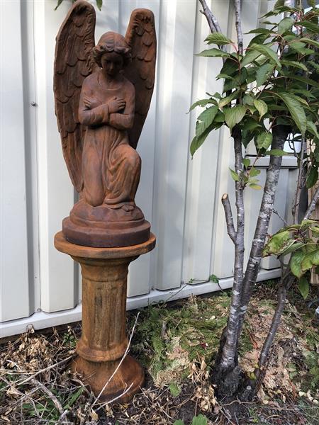 Grote foto engel weerbestendig knielend op sokkel vol steen fors beeld oxide tuin en terras tuindecoratie