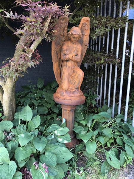 Grote foto engel weerbestendig knielend op sokkel vol steen fors beeld oxide tuin en terras tuindecoratie