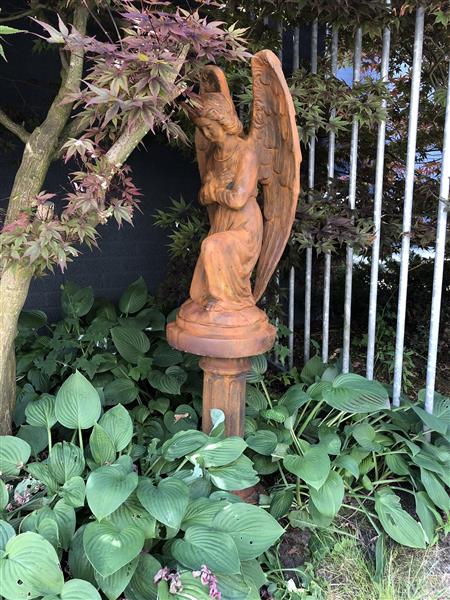 Grote foto engel weerbestendig knielend op sokkel vol steen fors beeld oxide tuin en terras tuindecoratie