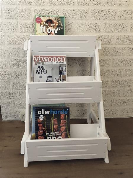 Grote foto lectuur boeken bak hout met 3 bakken hout wit zeer fraai tuin en terras tuindecoratie