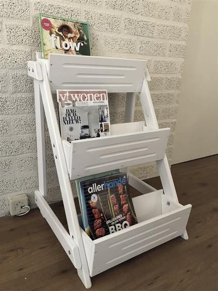 Grote foto lectuur boeken bak hout met 3 bakken hout wit zeer fraai tuin en terras tuindecoratie