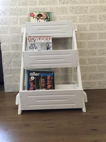 Grote foto lectuur boeken bak hout met 3 bakken hout wit zeer fraai tuin en terras tuindecoratie