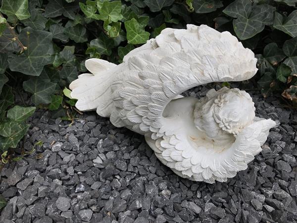 Grote foto beeld van engel slapend in zijn vleugels gemaakt van polystone tuin en terras tuindecoratie